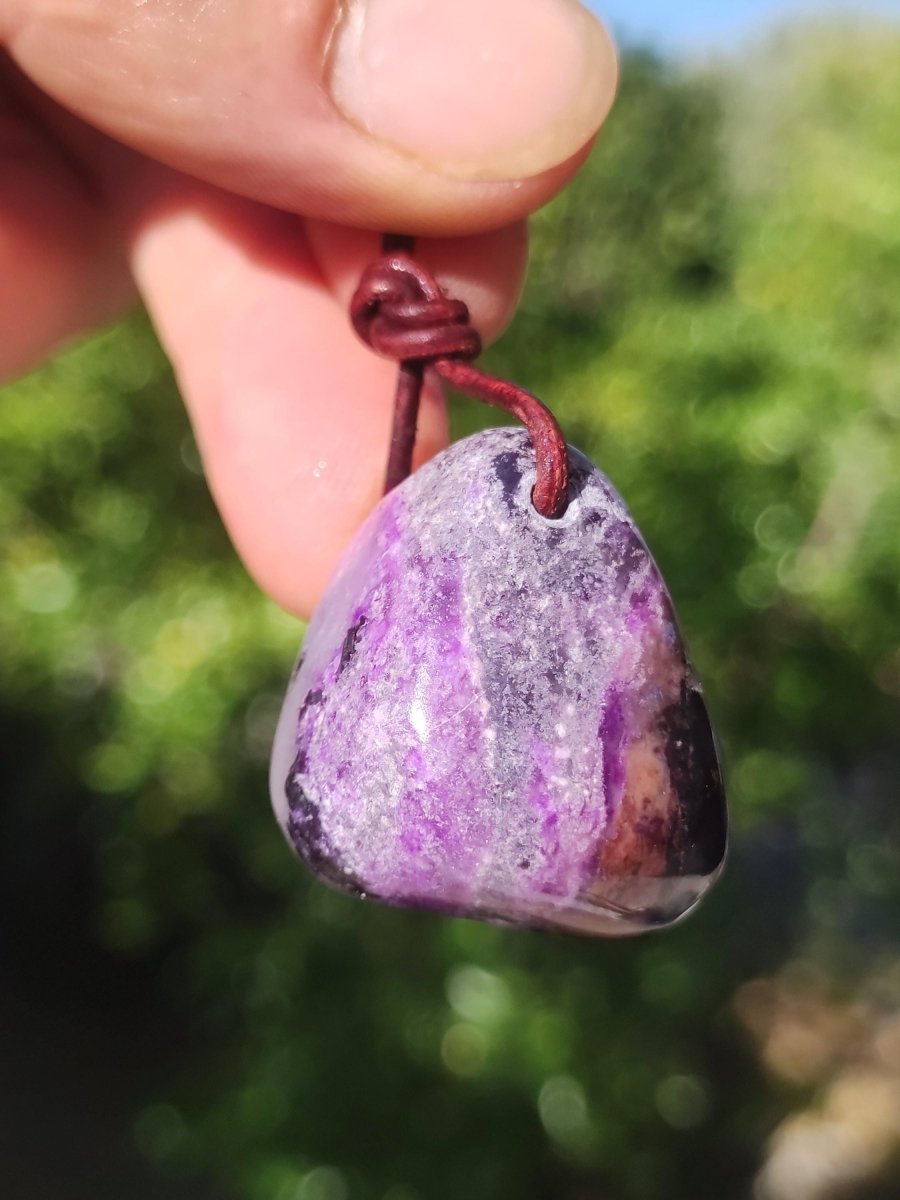 Sugilith Sugilite Edelstein Kette Kristall Heilstein Rarität Selten Sammler lila Anhänger rund Geschenk Mann Frau Er Sie Freund violet - Art of Nature Berlin