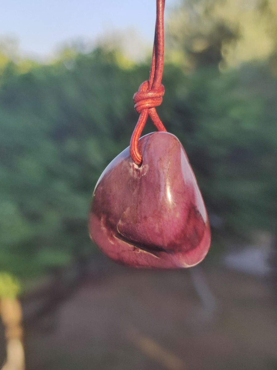 Sugilith Sugilite Edelstein Kette Kristall Heilstein Rarität Selten Sammler lila Anhänger rund Geschenk Mann Frau Er Sie Freund violet - Art of Nature Berlin