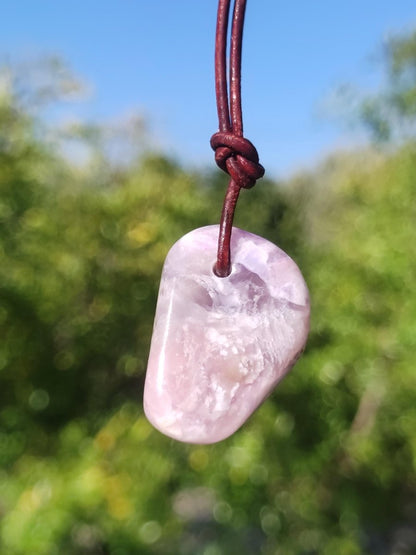 Sugilith Sugilite Edelstein Kette Kristall Heilstein Rarität Selten Sammler lila Anhänger rund Geschenk Mann Frau Er Sie Freund violet - Art of Nature Berlin