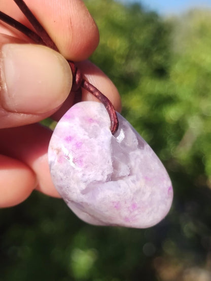 Sugilith Sugilite Edelstein Kette Kristall Heilstein Rarität Selten Sammler lila Anhänger rund Geschenk Mann Frau Er Sie Freund violet - Art of Nature Berlin