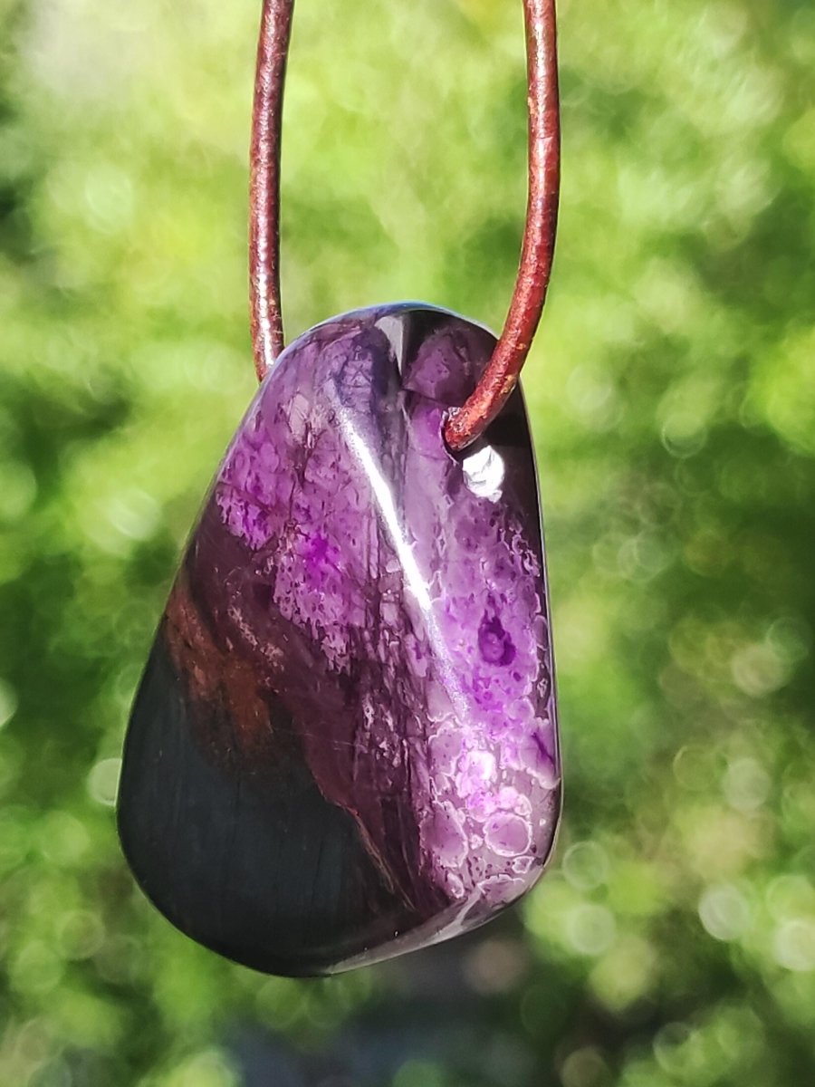 Sugilith Sugilite Edelstein Kette Kristall Heilstein Rarität Selten Sammler lila Anhänger rund Geschenk Mann Frau Er Sie Freund violet - Art of Nature Berlin