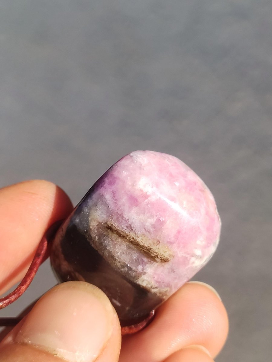 Sugilith Sugilite Edelstein Kette Kristall Heilstein Rarität Selten Sammler lila Anhänger rund Geschenk Mann Frau Er Sie Freund violet - Art of Nature Berlin