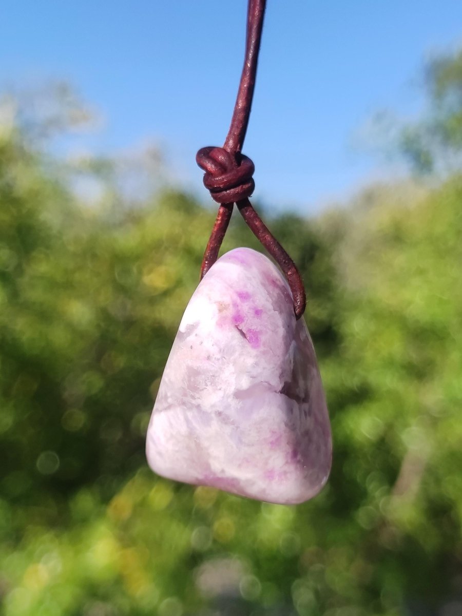 Sugilith Sugilite Edelstein Kette Kristall Heilstein Rarität Selten Sammler lila Anhänger rund Geschenk Mann Frau Er Sie Freund violet - Art of Nature Berlin