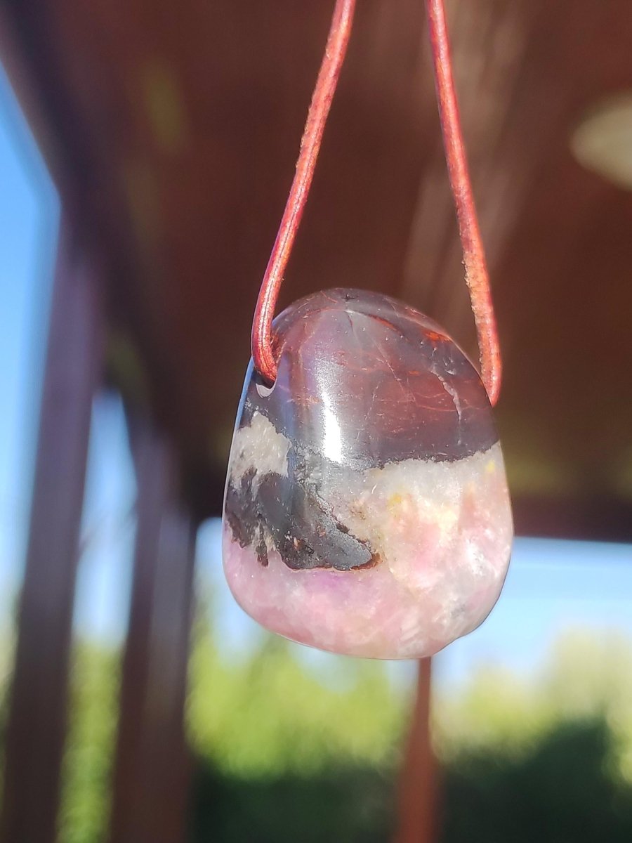 Sugilith Sugilite Edelstein Kette Kristall Heilstein Rarität Selten Sammler lila Anhänger rund Geschenk Mann Frau Er Sie Freund violet - Art of Nature Berlin