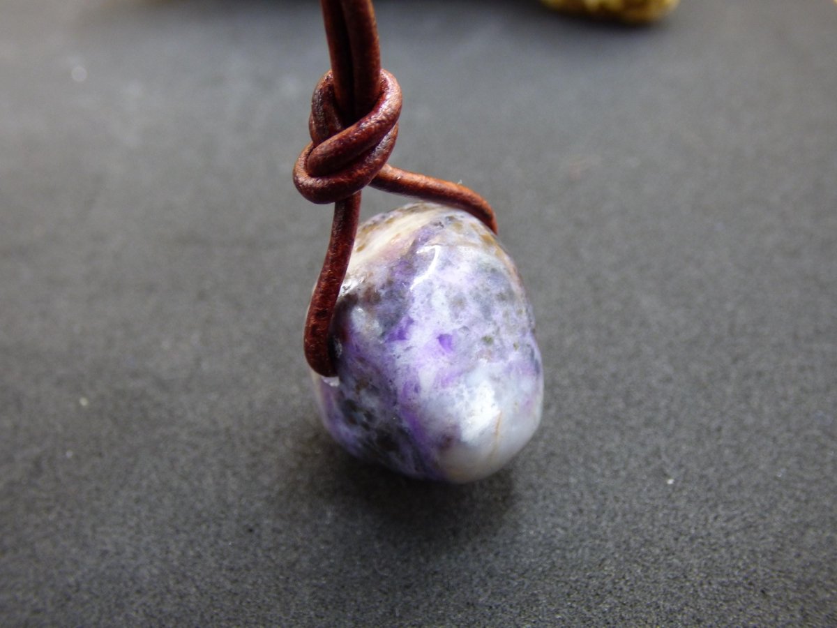 Sugilith Sugilite Edelstein Kette Kristall Heilstein Rarität Selten Sammler lila Anhänger rund Geschenk Mann Frau Er Sie Freund violet - Art of Nature Berlin