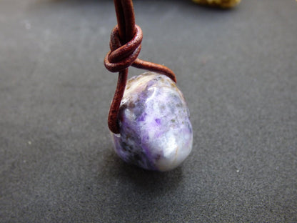 Sugilith Sugilite Edelstein Kette Kristall Heilstein Rarität Selten Sammler lila Anhänger rund Geschenk Mann Frau Er Sie Freund violet - Art of Nature Berlin