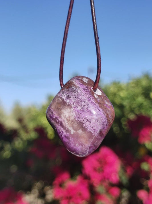 Sugilith Sugilite Edelstein Kette Kristall Heilstein Rarität Selten Sammler lila Anhänger rund Geschenk Mann Frau Er Sie Freund violet - Art of Nature Berlin