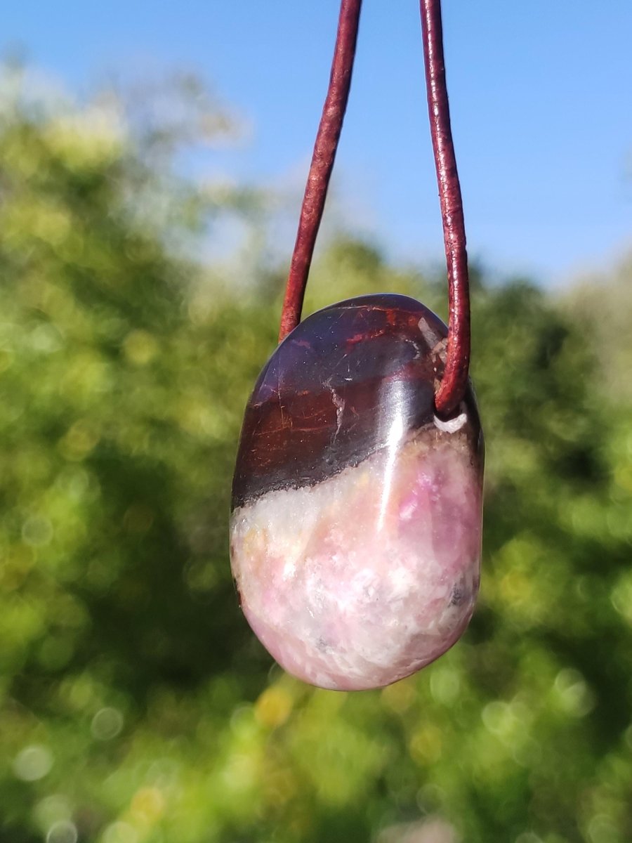 Sugilith Sugilite Edelstein Kette Kristall Heilstein Rarität Selten Sammler lila Anhänger rund Geschenk Mann Frau Er Sie Freund violet - Art of Nature Berlin