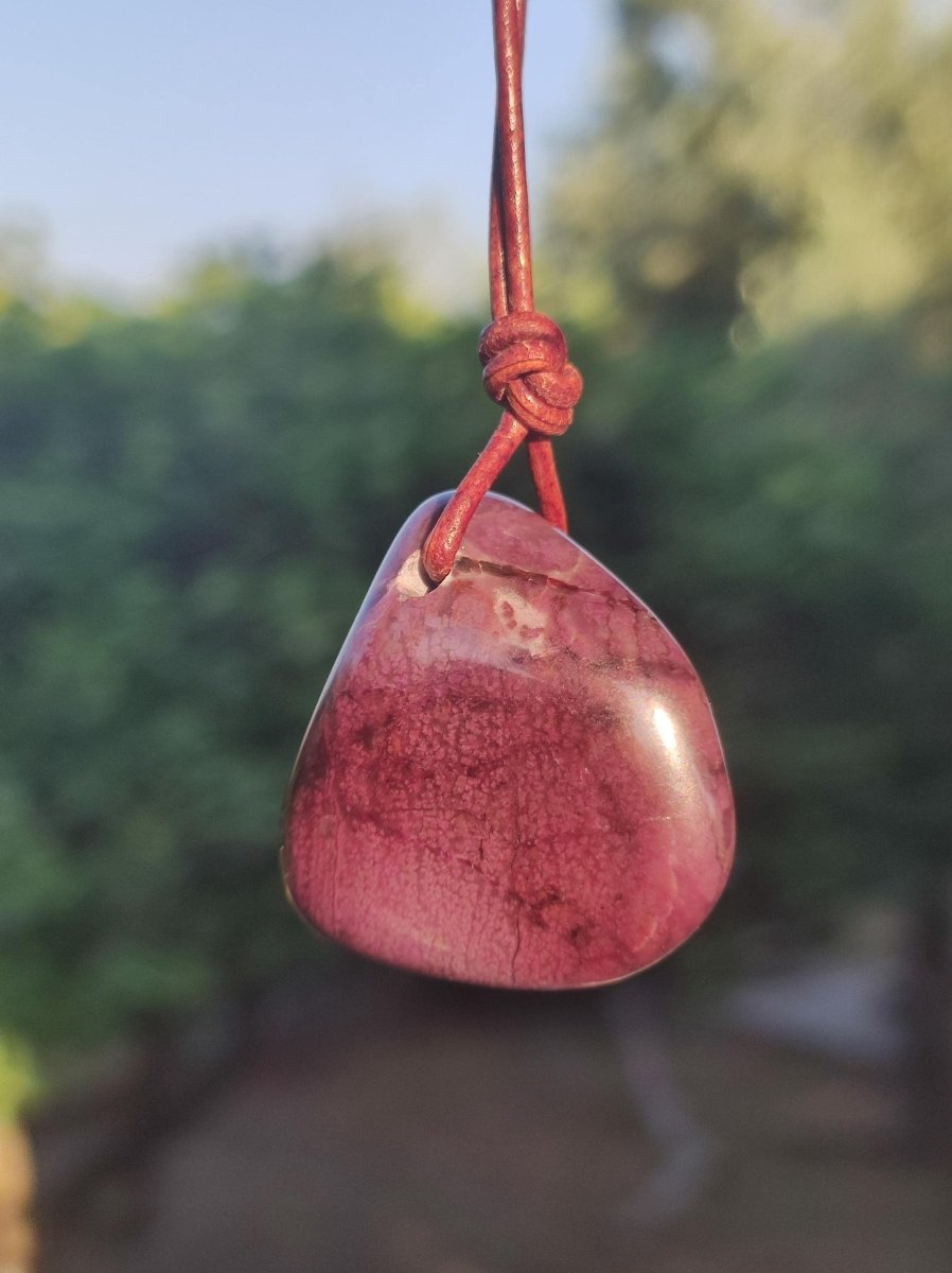 Sugilith Sugilite Edelstein Kette Kristall Heilstein Rarität Selten Sammler lila Anhänger rund Geschenk Mann Frau Er Sie Freund violet - Art of Nature Berlin