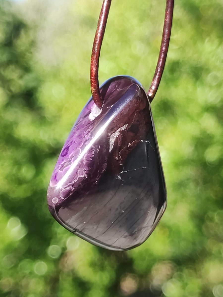 Sugilith Sugilite Edelstein Kette Kristall Heilstein Rarität Selten Sammler lila Anhänger rund Geschenk Mann Frau Er Sie Freund violet - Art of Nature Berlin