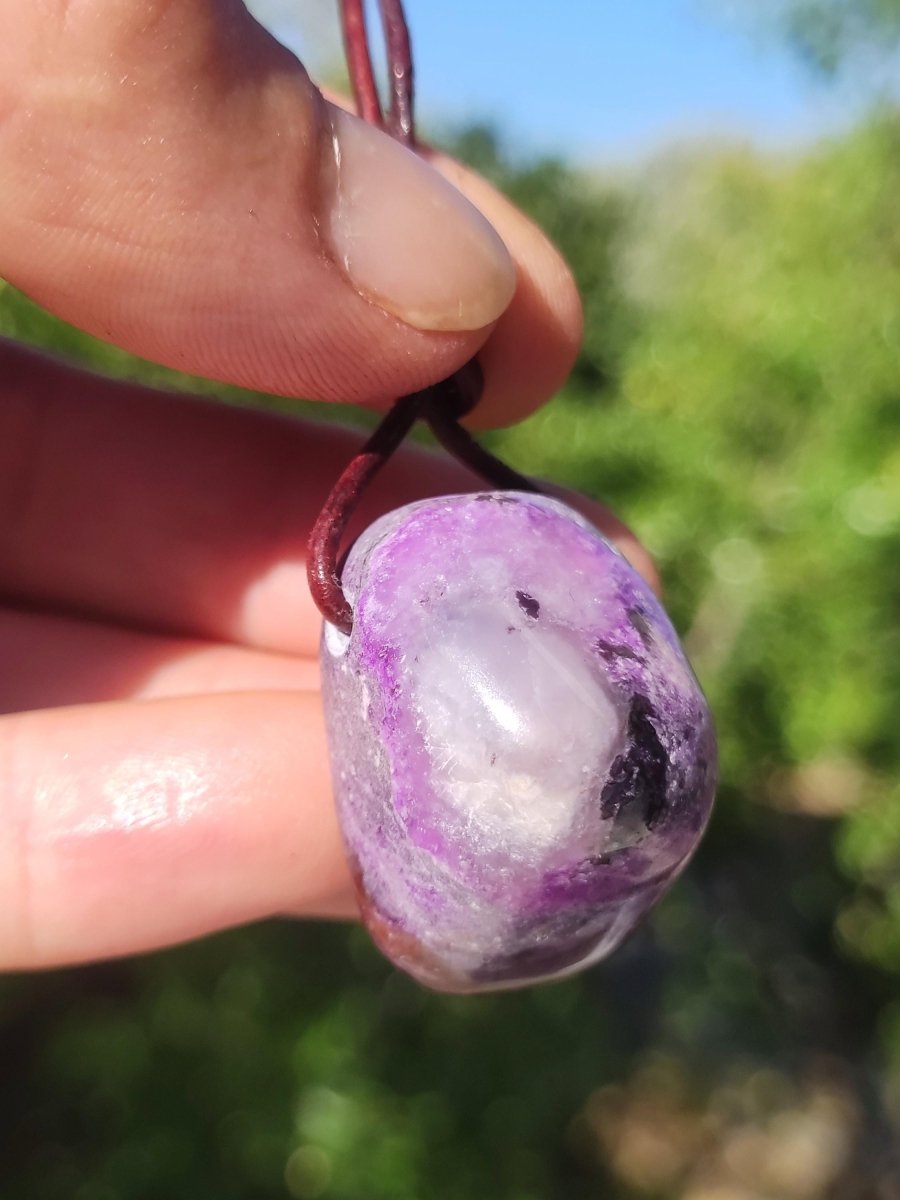 Sugilith Sugilite Edelstein Kette Kristall Heilstein Rarität Selten Sammler lila Anhänger rund Geschenk Mann Frau Er Sie Freund violet - Art of Nature Berlin