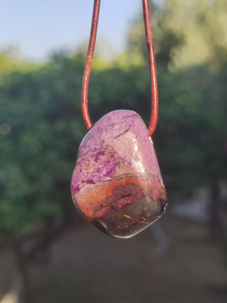 Sugilith Sugilite Edelstein Kette Kristall Heilstein Rarität Selten Sammler lila Anhänger rund Geschenk Mann Frau Er Sie Freund violet - Art of Nature Berlin