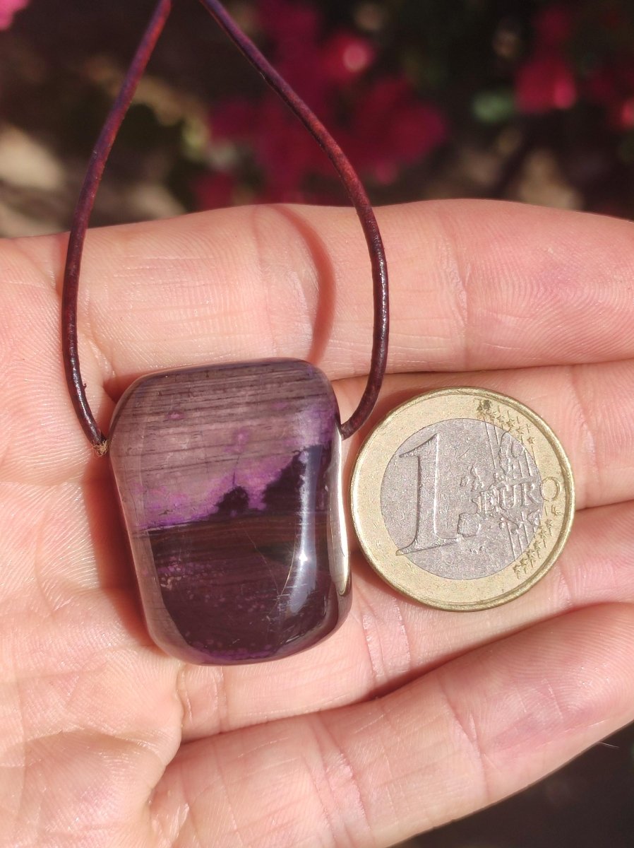 Sugilith Sugilite Edelstein Kette Kristall Heilstein Rarität Selten Sammler lila Anhänger rund Geschenk Mann Frau Er Sie Freund violet - Art of Nature Berlin