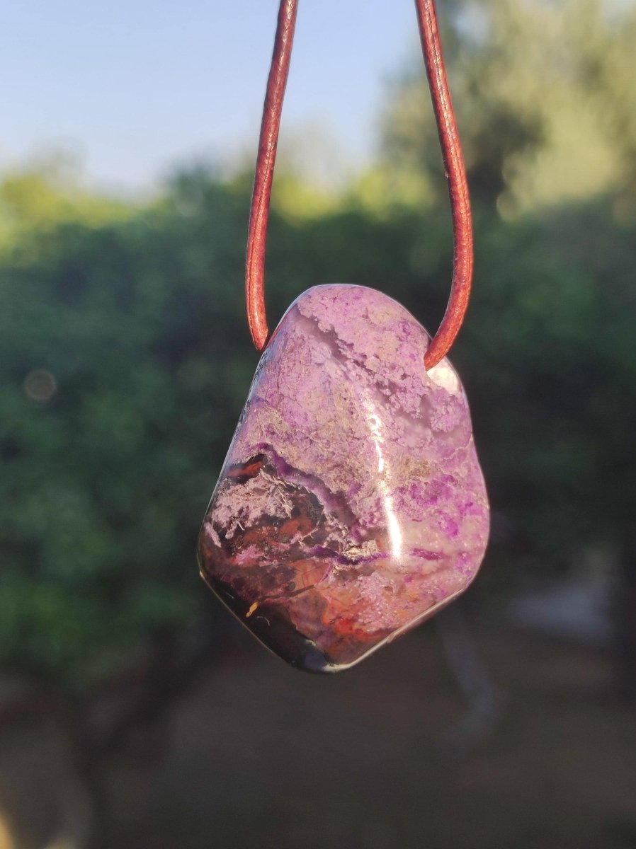 Sugilith Sugilite Edelstein Kette Kristall Heilstein Rarität Selten Sammler lila Anhänger rund Geschenk Mann Frau Er Sie Freund violet - Art of Nature Berlin