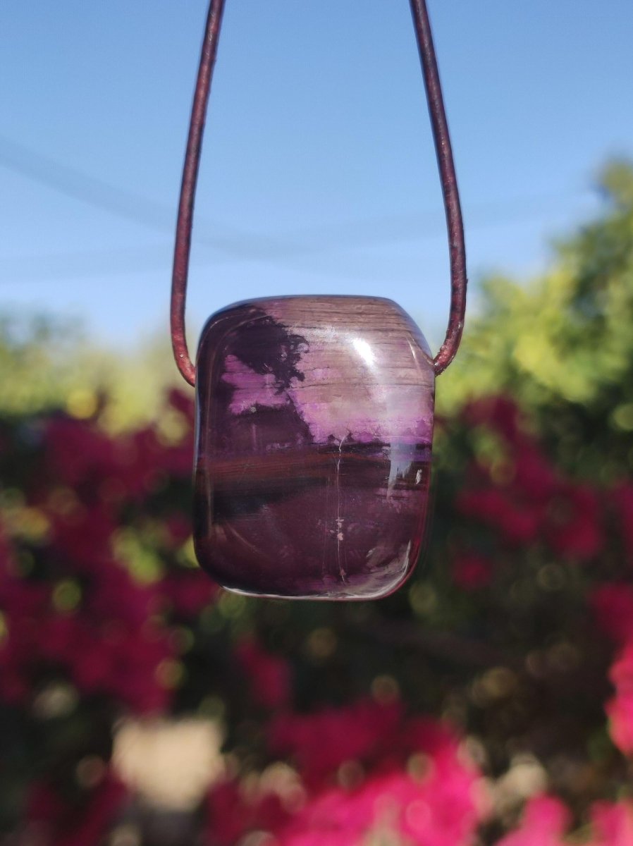 Sugilith Sugilite Edelstein Kette Kristall Heilstein Rarität Selten Sammler lila Anhänger rund Geschenk Mann Frau Er Sie Freund violet - Art of Nature Berlin