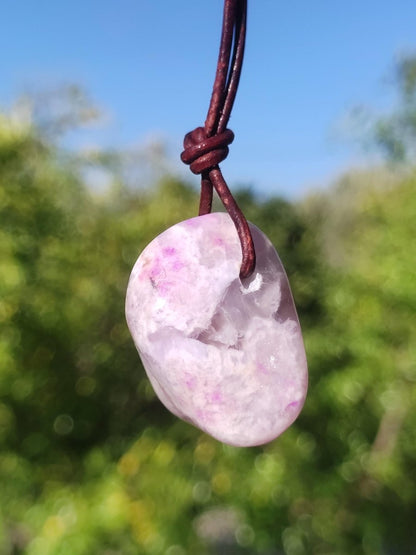 Sugilith Sugilite Edelstein Kette Kristall Heilstein Rarität Selten Sammler lila Anhänger rund Geschenk Mann Frau Er Sie Freund violet - Art of Nature Berlin