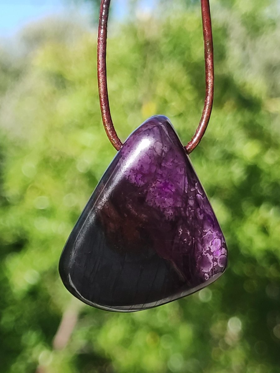 Sugilith Sugilite Edelstein Kette Kristall Heilstein Rarität Selten Sammler lila Anhänger rund Geschenk Mann Frau Er Sie Freund violet - Art of Nature Berlin