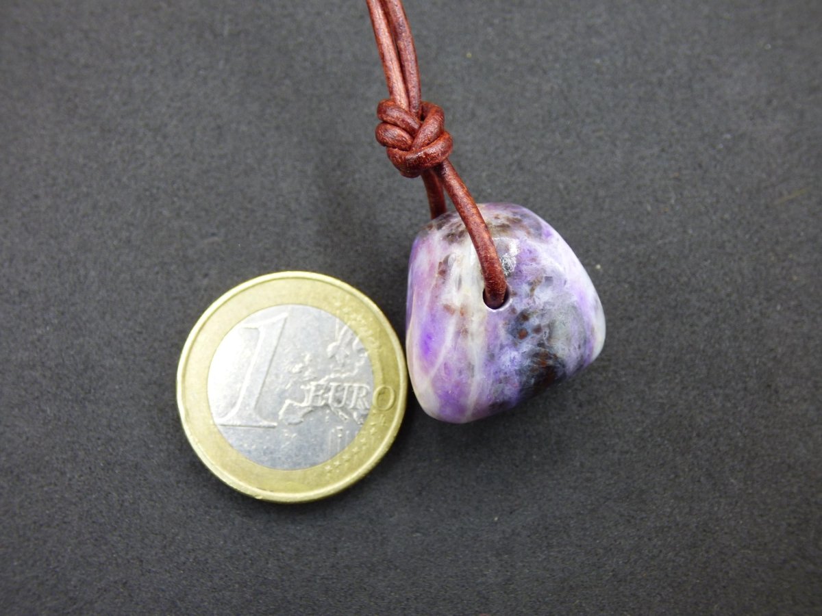 Sugilith Sugilite Edelstein Kette Kristall Heilstein Rarität Selten Sammler lila Anhänger rund Geschenk Mann Frau Er Sie Freund violet - Art of Nature Berlin