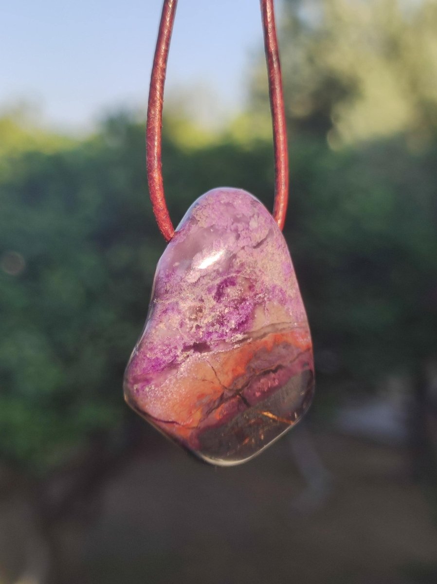 Sugilith Sugilite Edelstein Kette Kristall Heilstein Rarität Selten Sammler lila Anhänger rund Geschenk Mann Frau Er Sie Freund violet - Art of Nature Berlin