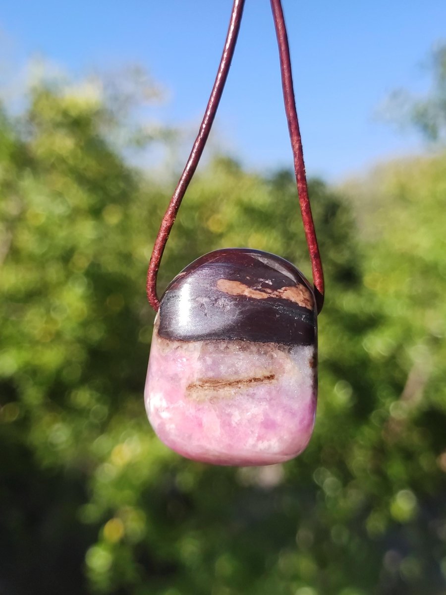 Sugilith Sugilite Edelstein Kette Kristall Heilstein Rarität Selten Sammler lila Anhänger rund Geschenk Mann Frau Er Sie Freund violet - Art of Nature Berlin