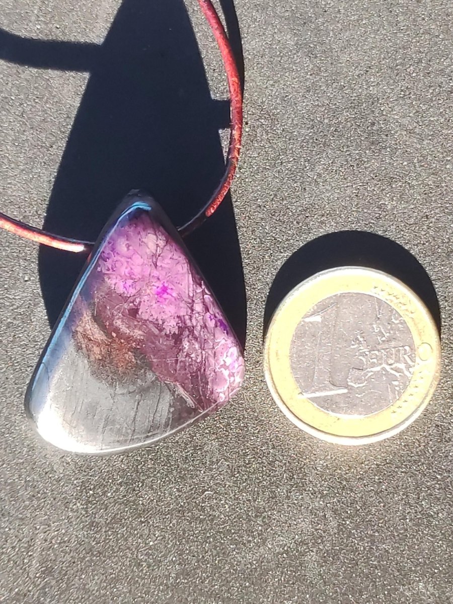 Sugilith Sugilite Edelstein Kette Kristall Heilstein Rarität Selten Sammler lila Anhänger rund Geschenk Mann Frau Er Sie Freund violet - Art of Nature Berlin