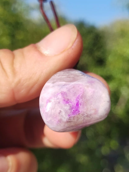 Sugilith Sugilite Edelstein Kette Kristall Heilstein Rarität Selten Sammler lila Anhänger rund Geschenk Mann Frau Er Sie Freund violet - Art of Nature Berlin