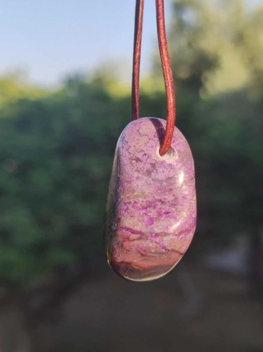 Sugilith Sugilite Edelstein Kette Kristall Heilstein Rarität Selten Sammler lila Anhänger rund Geschenk Mann Frau Er Sie Freund violet - Art of Nature Berlin