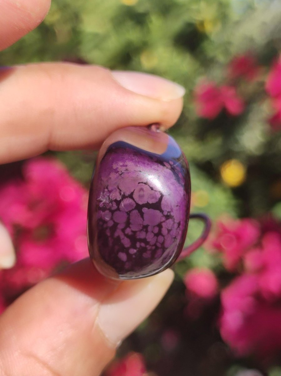 Sugilith Sugilite Edelstein Kette Kristall Heilstein Rarität Selten Sammler lila Anhänger rund Geschenk Mann Frau Er Sie Freund violet - Art of Nature Berlin