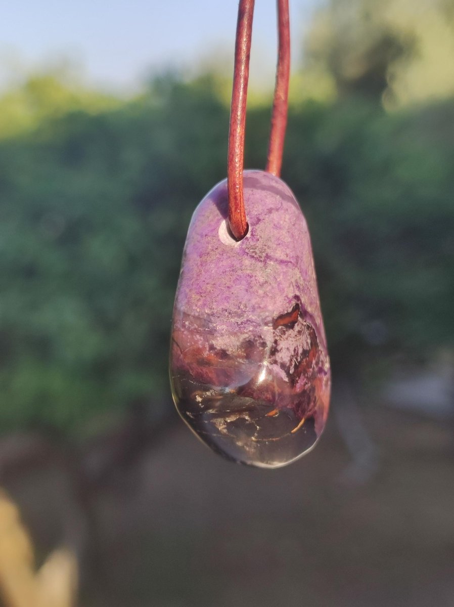Sugilith Sugilite Edelstein Kette Kristall Heilstein Rarität Selten Sammler lila Anhänger rund Geschenk Mann Frau Er Sie Freund violet - Art of Nature Berlin