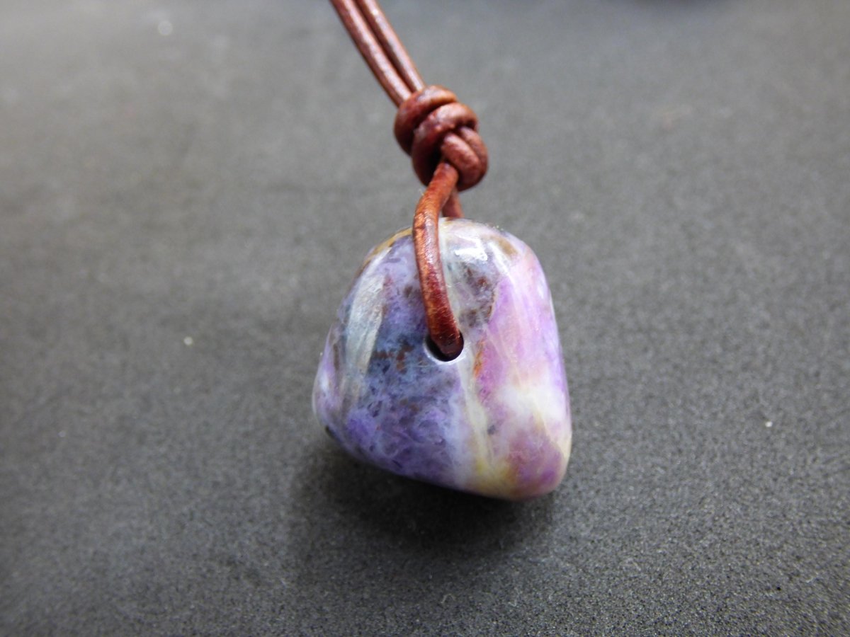 Sugilith Sugilite Edelstein Kette Kristall Heilstein Rarität Selten Sammler lila Anhänger rund Geschenk Mann Frau Er Sie Freund violet - Art of Nature Berlin