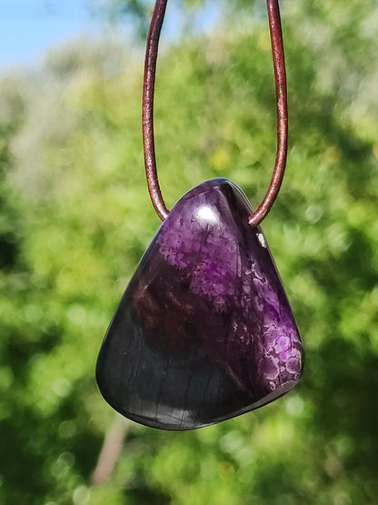 Sugilith Sugilite Edelstein Kette Kristall Heilstein Rarität Selten Sammler lila Anhänger rund Geschenk Mann Frau Er Sie Freund violet - Art of Nature Berlin