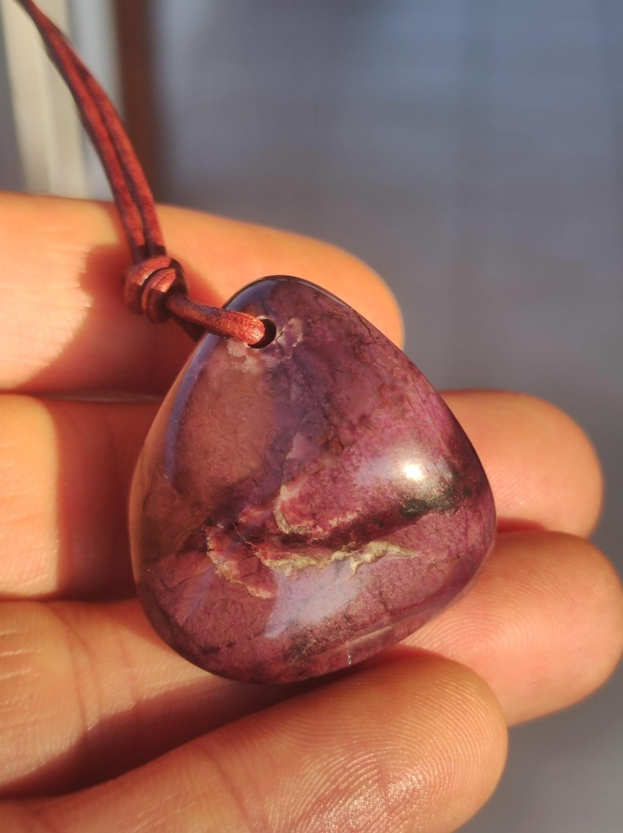 Sugilith Sugilite Edelstein Kette Kristall Heilstein Rarität Selten Sammler lila Anhänger rund Geschenk Mann Frau Er Sie Freund violet - Art of Nature Berlin