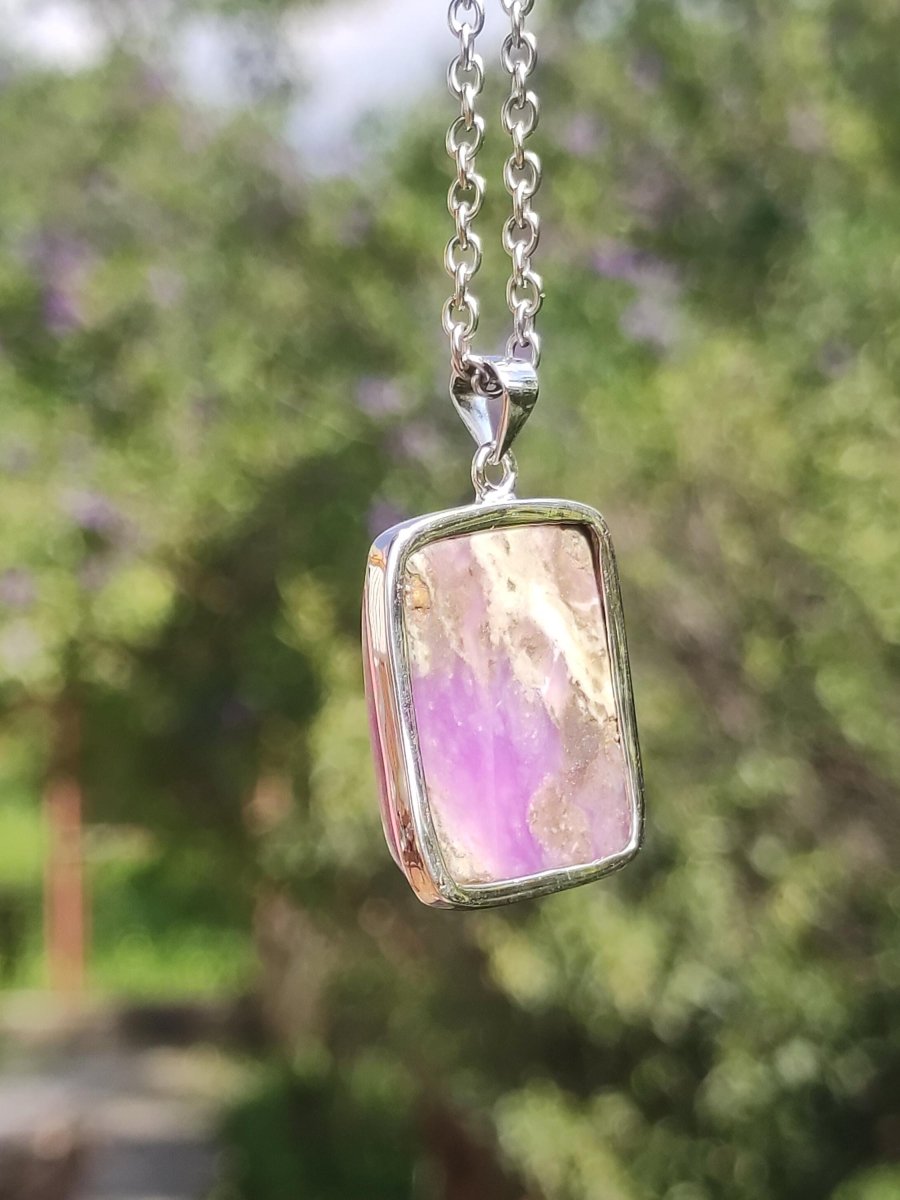 Sugilith / Sugilite inkl. 925 Silber Fassung lila Edelstein Kette Natur Heilstein Energie Rarität Mann Frau Er Sie Geschenk Edel hochwertig - Art of Nature Berlin