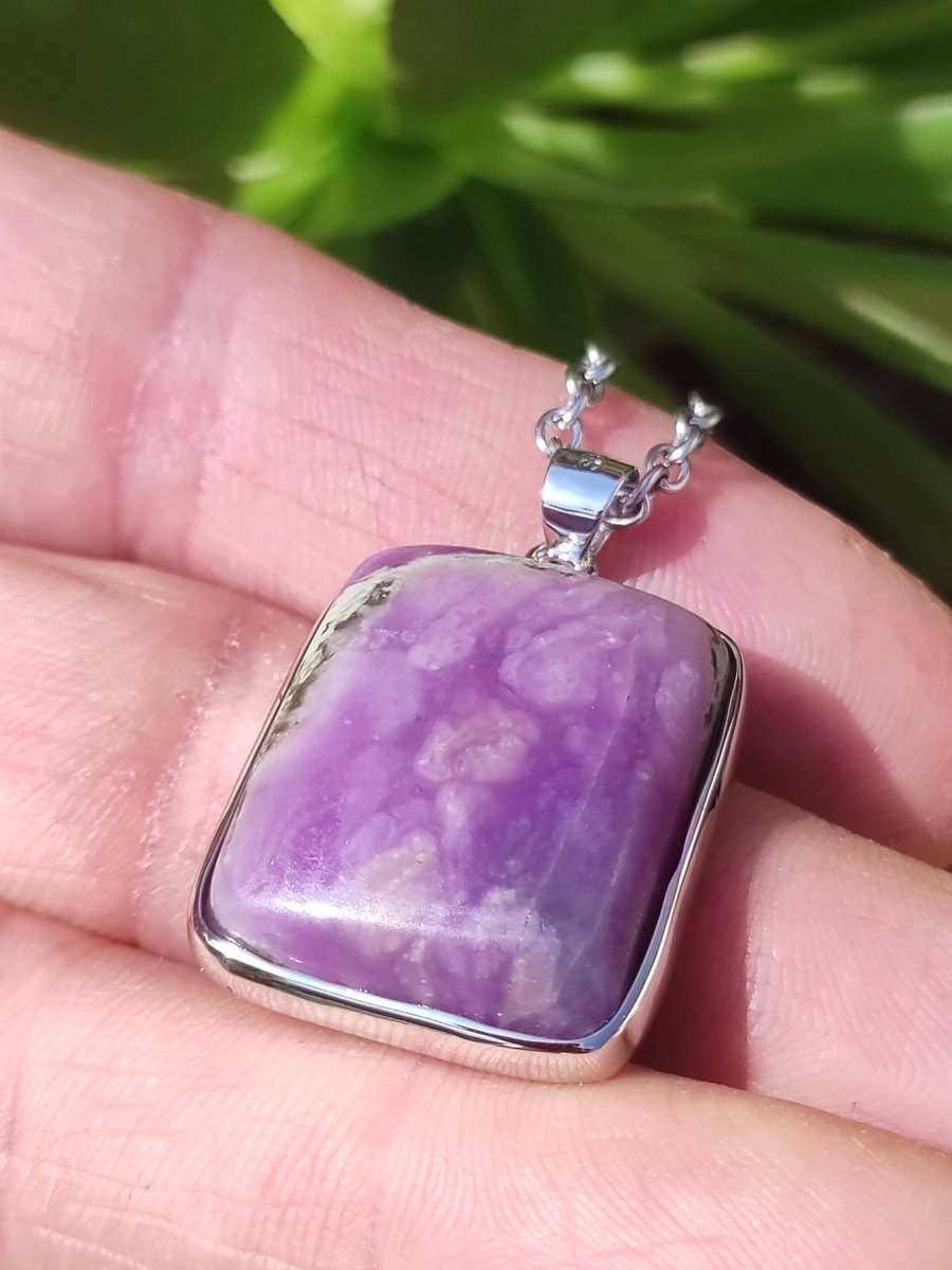 Sugilith / Sugilite inkl. 925 Silber Fassung lila Edelstein Kette Natur Heilstein Energie Rarität Mann Frau Er Sie Geschenk Edel hochwertig - Art of Nature Berlin