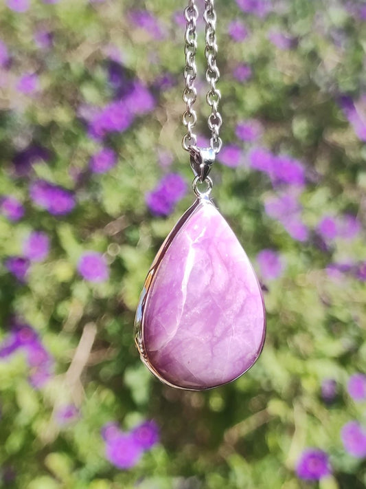 Sugilith / Sugilite inkl. 925 Silber Fassung lila Edelstein Kette Natur Heilstein Energie Rarität Mann Frau Er Sie Geschenk Edel hohwertig - Art of Nature Berlin