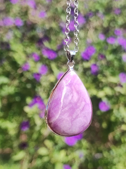 Sugilith / Sugilite inkl. 925 Silber Fassung lila Edelstein Kette Natur Heilstein Energie Rarität Mann Frau Er Sie Geschenk Edel hohwertig - Art of Nature Berlin