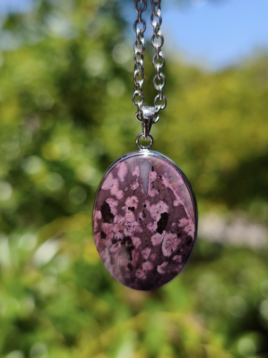 Sugilith / Sugilite inkl. 925 Silber Fassung lila Edelstein Kette Natur Heilstein Energie Rarität Mann Frau Er Sie Geschenk Edel hohwertig - Art of Nature Berlin