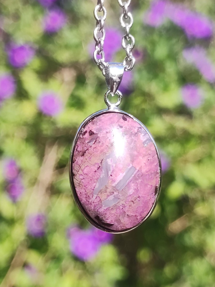 Sugilith / Sugilite inkl. 925 Silber Fassung lila Edelstein Kette Natur Heilstein Energie Rarität Mann Frau Er Sie Geschenk Edel hohwertig - Art of Nature Berlin