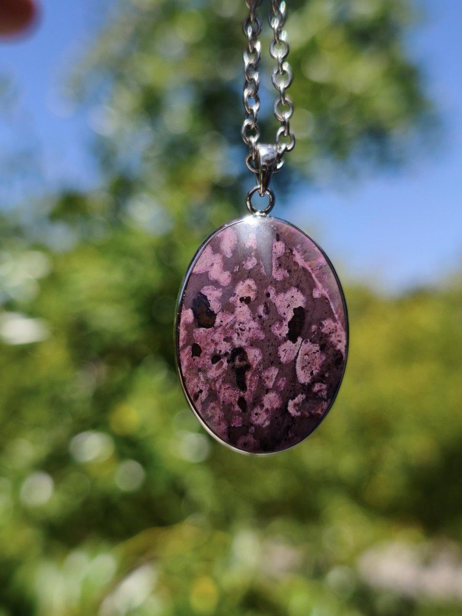 Sugilith / Sugilite inkl. 925 Silber Fassung lila Edelstein Kette Natur Heilstein Energie Rarität Mann Frau Er Sie Geschenk Edel hohwertig - Art of Nature Berlin