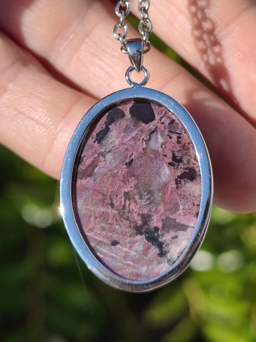 Sugilith / Sugilite inkl. 925 Silber Fassung lila Edelstein Kette Natur Heilstein Energie Rarität Mann Frau Er Sie Geschenk Edel hohwertig - Art of Nature Berlin