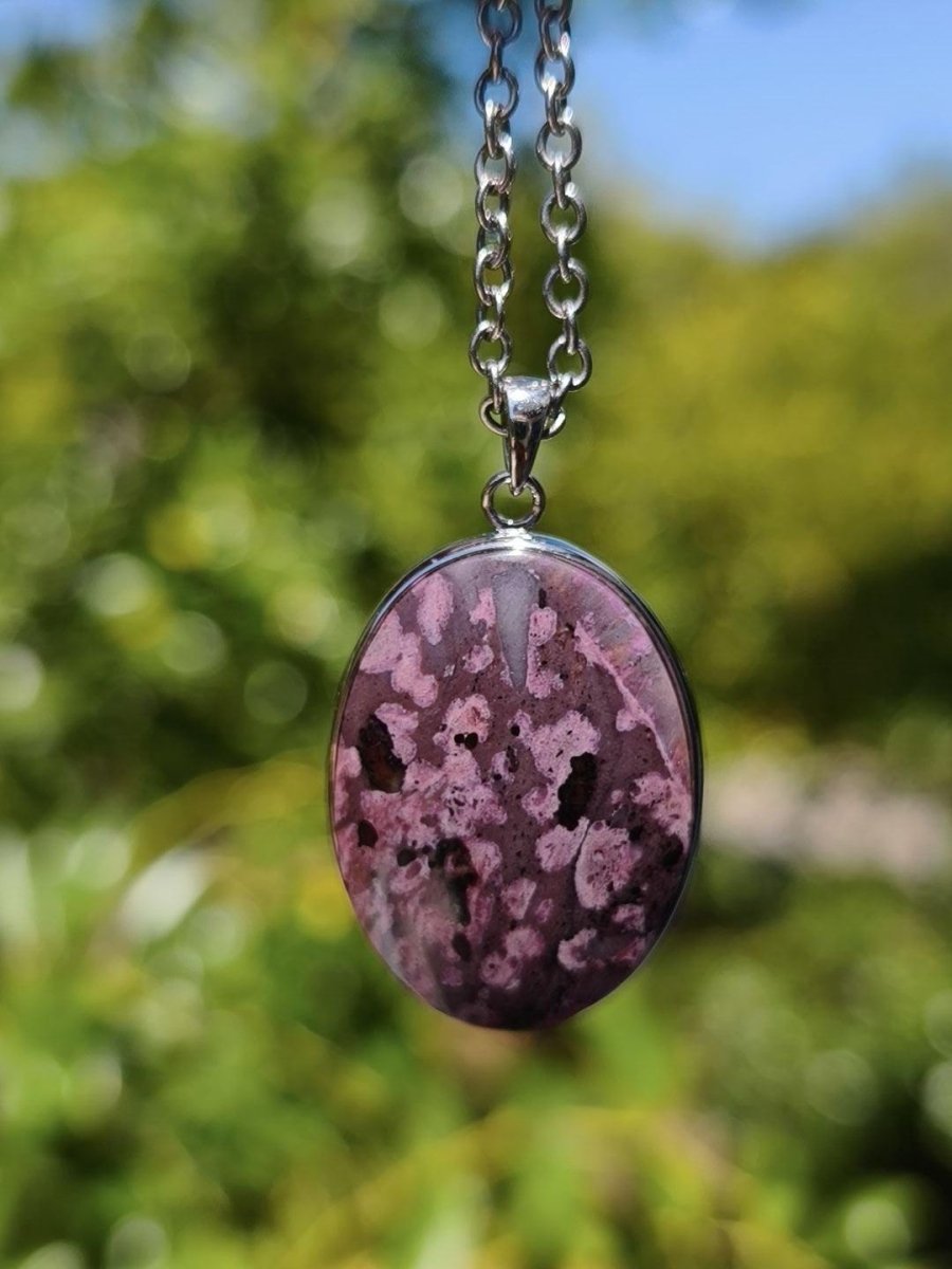Sugilith / Sugilite inkl. 925 Silber Fassung lila Edelstein Kette Natur Heilstein Energie Rarität Mann Frau Er Sie Geschenk Edel hohwertig - Art of Nature Berlin