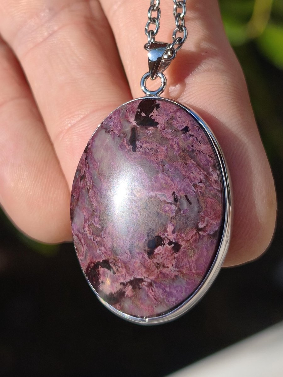 Sugilith / Sugilite inkl. 925 Silber Fassung lila Edelstein Kette Natur Heilstein Energie Rarität Mann Frau Er Sie Geschenk Edel hohwertig - Art of Nature Berlin