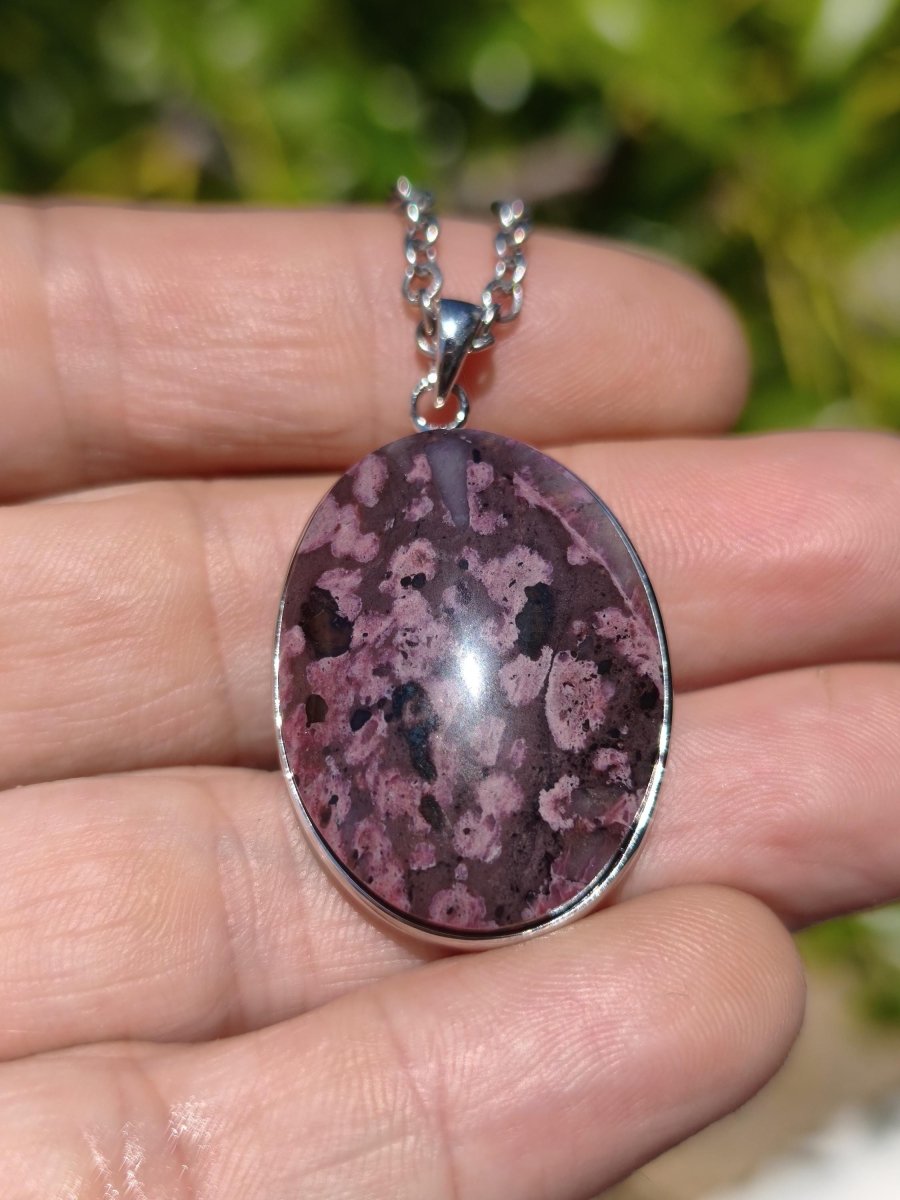 Sugilith / Sugilite inkl. 925 Silber Fassung lila Edelstein Kette Natur Heilstein Energie Rarität Mann Frau Er Sie Geschenk Edel hohwertig - Art of Nature Berlin