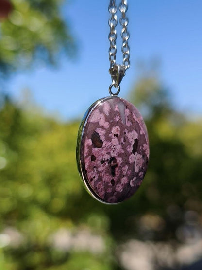 Sugilith / Sugilite inkl. 925 Silber Fassung lila Edelstein Kette Natur Heilstein Energie Rarität Mann Frau Er Sie Geschenk Edel hohwertig - Art of Nature Berlin