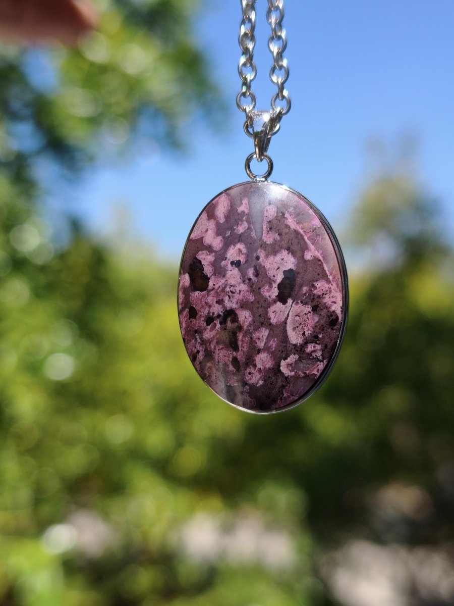 Sugilith / Sugilite inkl. 925 Silber Fassung lila Edelstein Kette Natur Heilstein Energie Rarität Mann Frau Er Sie Geschenk Edel hohwertig - Art of Nature Berlin