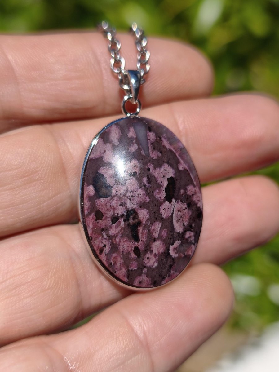 Sugilith / Sugilite inkl. 925 Silber Fassung lila Edelstein Kette Natur Heilstein Energie Rarität Mann Frau Er Sie Geschenk Edel hohwertig - Art of Nature Berlin