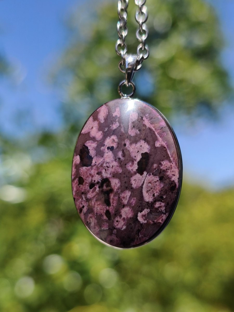 Sugilith / Sugilite inkl. 925 Silber Fassung lila Edelstein Kette Natur Heilstein Energie Rarität Mann Frau Er Sie Geschenk Edel hohwertig - Art of Nature Berlin