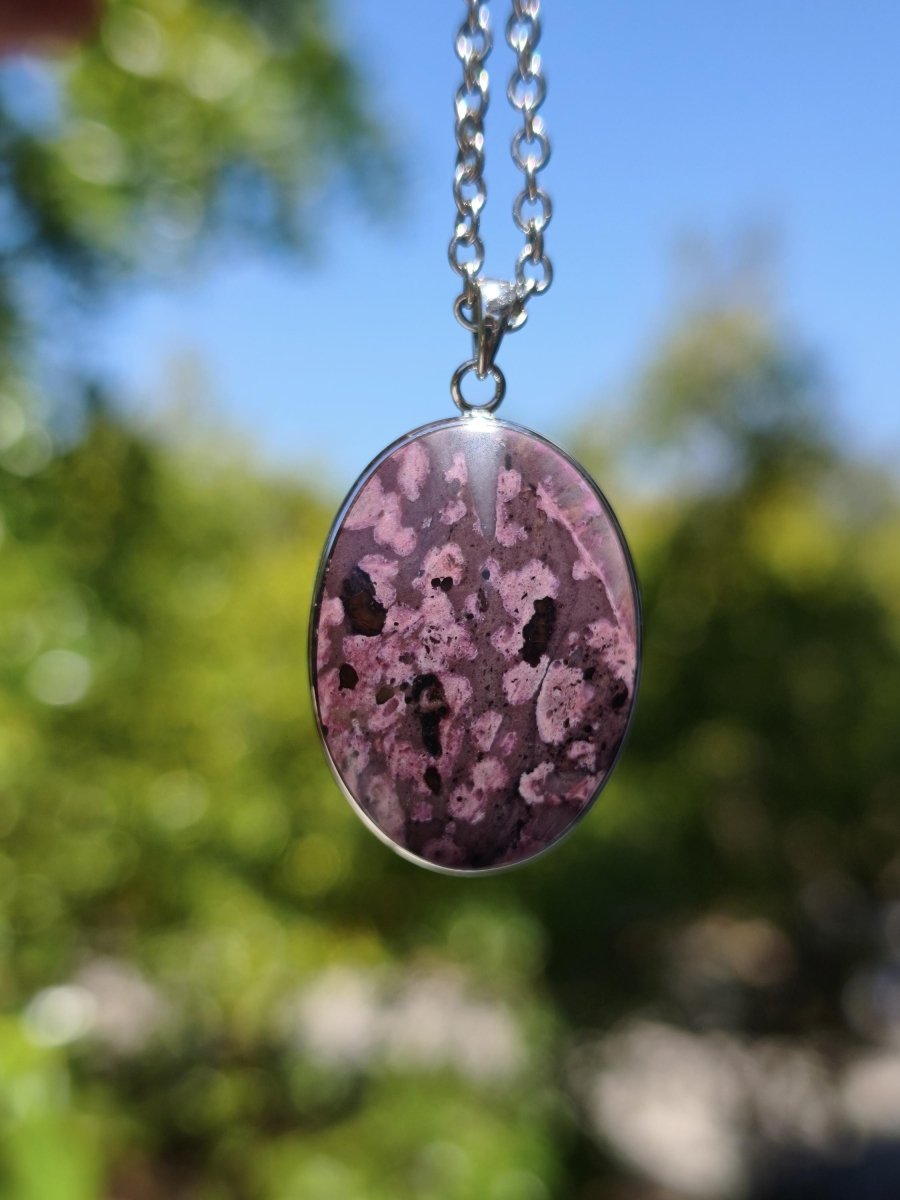 Sugilith / Sugilite inkl. 925 Silber Fassung lila Edelstein Kette Natur Heilstein Energie Rarität Mann Frau Er Sie Geschenk Edel hohwertig - Art of Nature Berlin