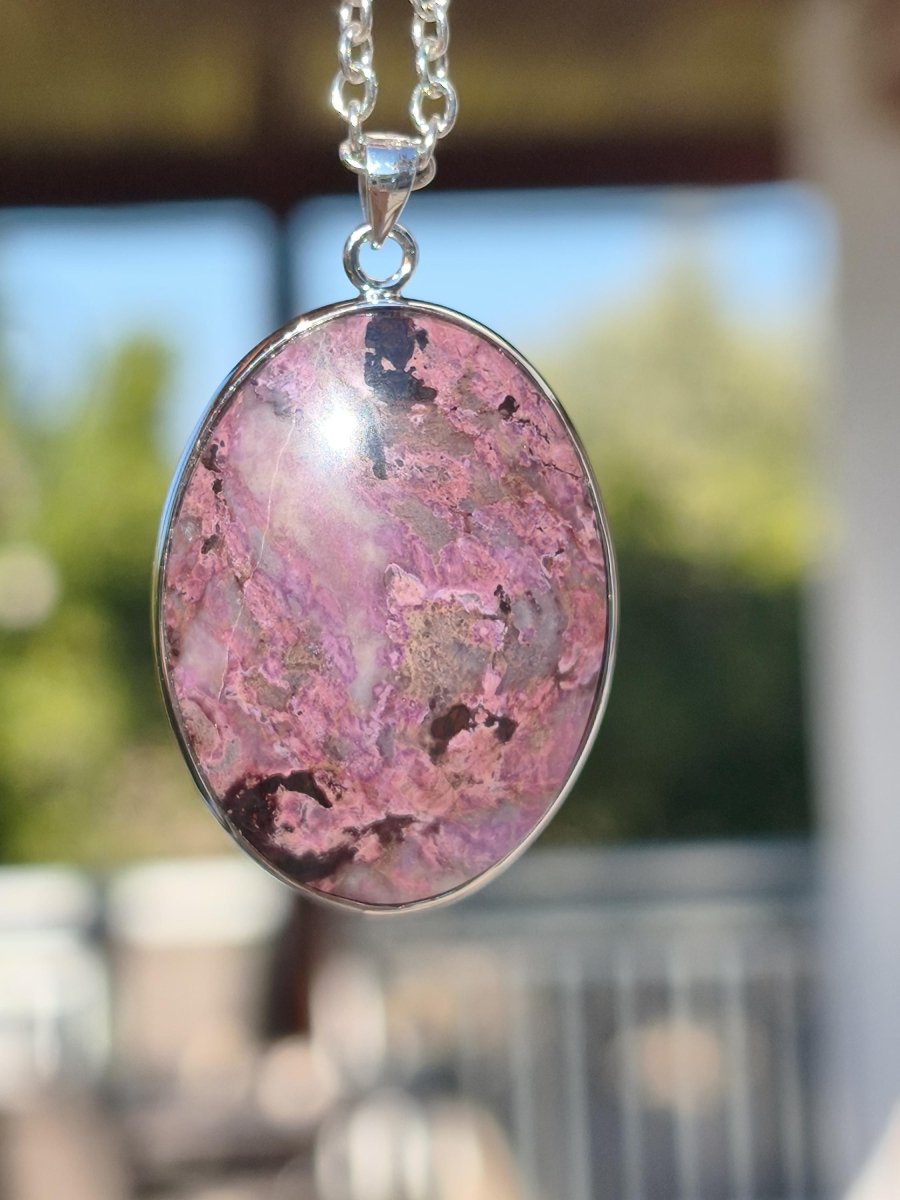 Sugilith / Sugilite inkl. 925 Silber Fassung lila Edelstein Kette Natur Heilstein Energie Rarität Mann Frau Er Sie Geschenk Edel hohwertig - Art of Nature Berlin