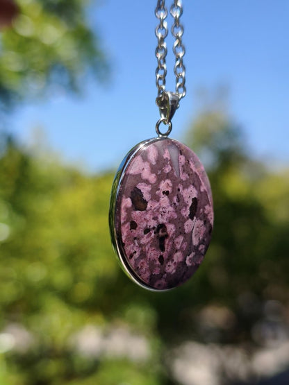 Sugilith / Sugilite inkl. 925 Silber Fassung lila Edelstein Kette Natur Heilstein Energie Rarität Mann Frau Er Sie Geschenk Edel hohwertig - Art of Nature Berlin